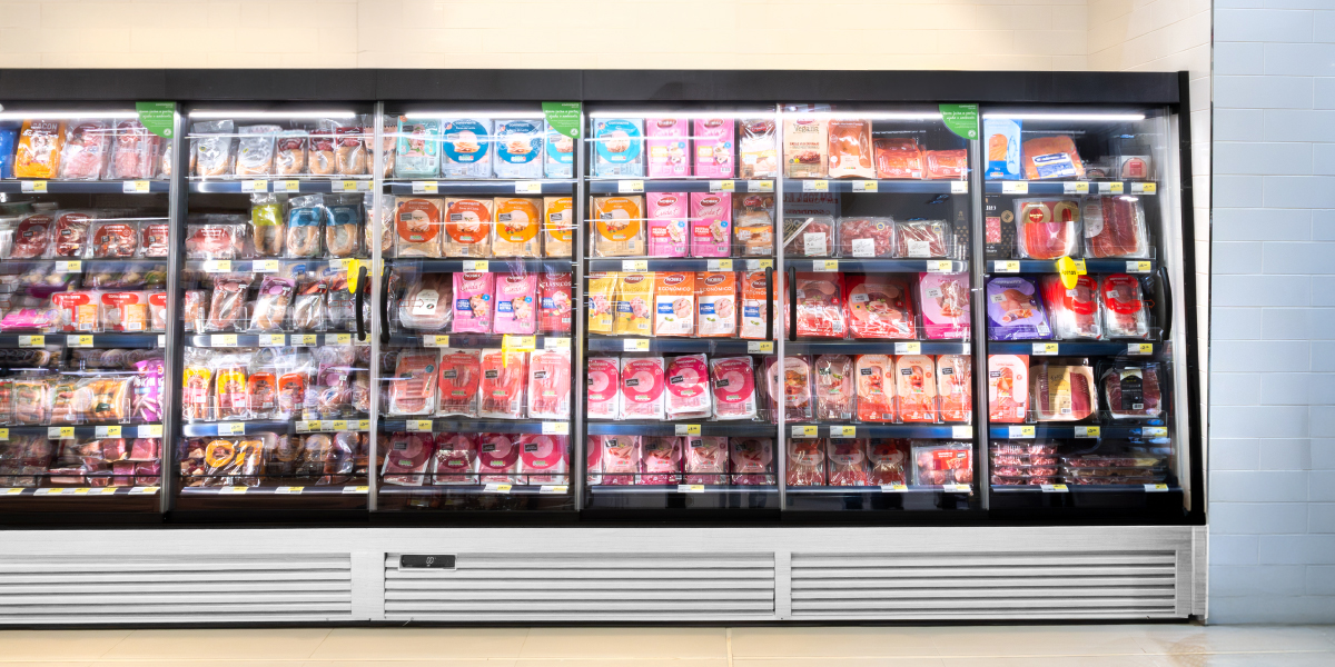 Expositores alimentares verticais compactos instalados em loja de retalho